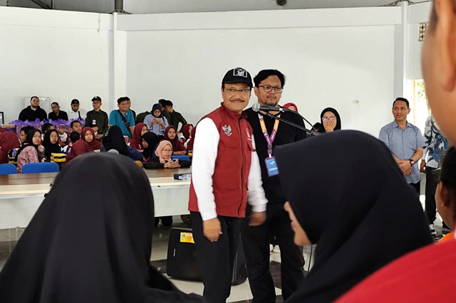 Mensos, Gus Ipul tinjau persiapan peresmian Program Sekolah Rakyat di Sekolah Rakyat Terpadu (SRT) 9 Banjarbaru, Kalimantan Selatan, Minggu (11/1/2026). Foto: Luthfi Humam/kumparan
