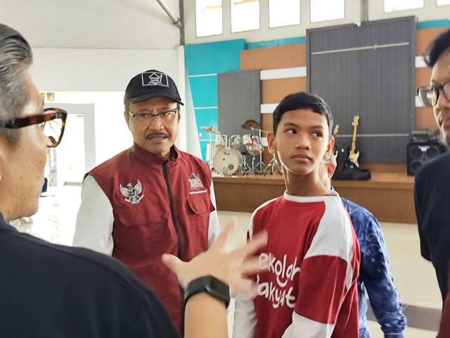 Mensos, Gus Ipul tinjau persiapan peresmian Program Sekolah Rakyat di Sekolah Rakyat Terpadu (SRT) 9 Banjarbaru, Kalimantan Selatan, Minggu (11/1/2026). Foto: Luthfi Humam/kumparan