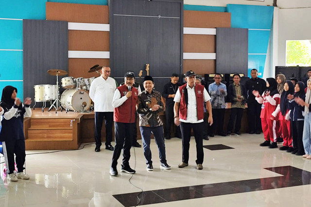 Mensos, Gus Ipul tinjau persiapan peresmian Program Sekolah Rakyat di Sekolah Rakyat Terpadu (SRT) 9 Banjarbaru, Kalimantan Selatan, Minggu (11/1/2026). Foto: Luthfi Humam/kumparan