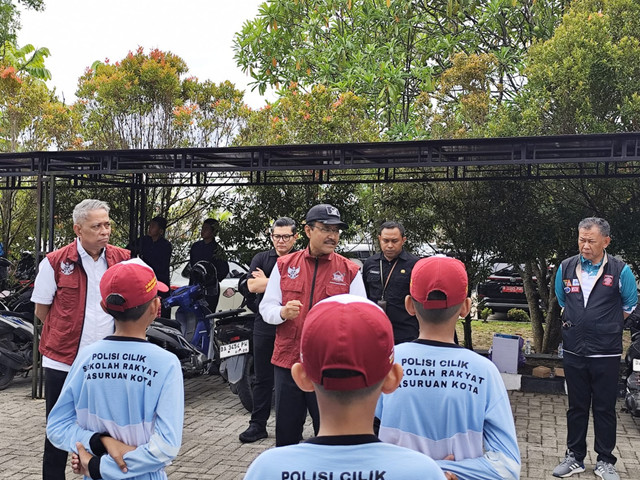 Mensos, Gus Ipul tinjau persiapan peresmian Program Sekolah Rakyat di Sekolah Rakyat Terpadu (SRT) 9 Banjarbaru, Kalimantan Selatan, Minggu (11/1/2026). Foto: Luthfi Humam/kumparan