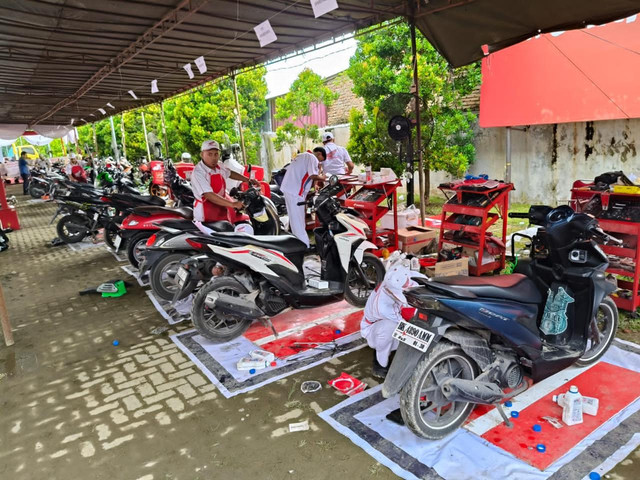 AHM dan jaringan main dealer sepeda motor Honda memberikan layanan service motor dan melakukan distribusi bantuan kebutuhan pokok di wilayah terdampak bencana alam di Wilayah Sumatera. Foto: AHM