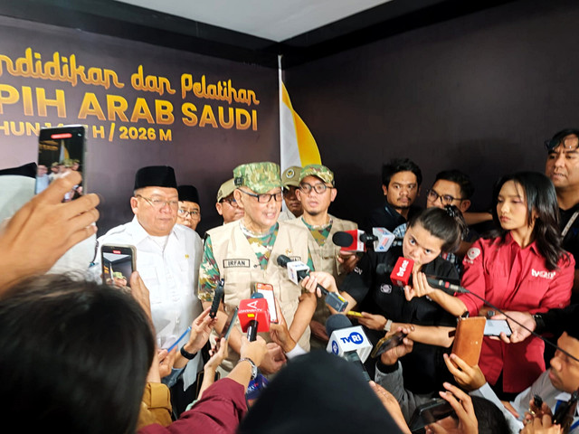 Menteri Haji dan Umrah, Mochamad Irfan Yusuf memberi keterangan pers saat pembukaan pendidikan dan pelatihan Petugas Penyelenggara Ibadah Haji (PPIH) Arab Saudi 2026 di Asrama Haji, Jakarta, Minggu (11/1/2026). Foto: Lutfan Darmawan/kumparan
