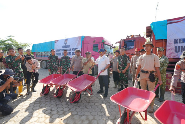 Mendagri Tito Karnavian menyerahkan bantuan ratusan gerobak dorong dan bahan makanan berupa mi instan kepada Pemerintah Kabupaten (Pemkab) Aceh Tamiang di Lapangan Parkir Kantor Bupati Aceh Tamiang, Aceh, Minggu (11/1/2026). Foto: Kemendagri RI