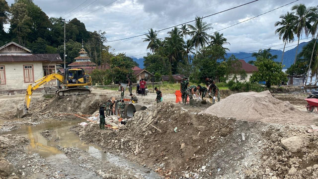 Pembangunan Jembatan Bailey di Desa Aek Nabara, Kecamatan Marancar, Kabupaten Tapanuli Selatan. Foto: Bakom RI