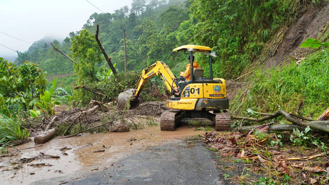 Alat berat dioperasikan untuk membersihkan jalanan dari material longsor di Desa Tempur, Kabupaten Jepara, Jawa Tengah. Foto: Dok. BPBD Jepara