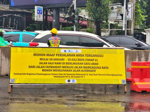 Himbauan pemberlakuan sistem satu arah di kawasan Fatmawati-Margaguna Raya, Jl. Haji Nawi, Jakarta Selatan, Minggu (11/1/2026). Foto: Jeni Ritanti/kumparan