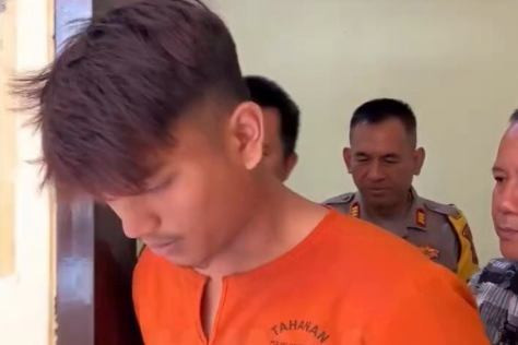 Polsek Panyileukan mengamankan seorang pria pelaku tindak pidana penganiayaan di halaman parkir minimarket Bunderan Cibiru, Kecamatan Panyileukan, Kota Bandung, Selasa (6/1/2026) Foto: Instagram/@humaspoldajabar