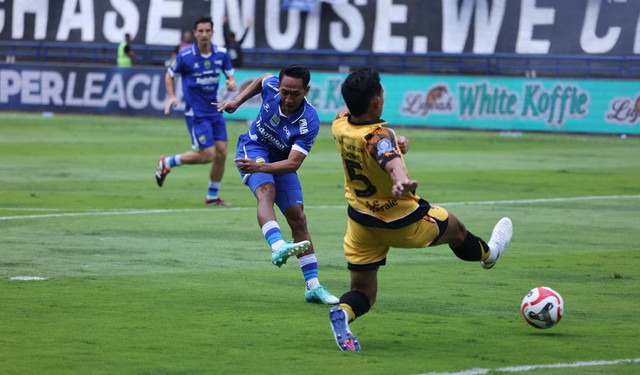 Pemain Persib Bandung Beckham Putra mencetak gol ke gawang Persija Jakarta pada pertandingan Super League di Stadion Gelora Bandung Lautan Api, Bandung, Minggu (11/1/2026). Foto: Persib