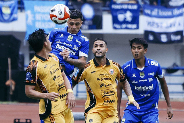 Persib Bandung melawan Persija Jakarta pada pertandingan Super League di Stadion Gelora Bandung Lautan Api, Bandung, Minggu (11/1/2026).
 Foto: Instagram/@persib