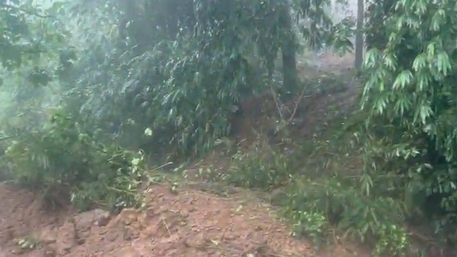 Longsor yang menimbun jalan nasional ruas Bagbagan - Kiaradua di Kecamatan Simpenan, Kabupaten Sukabumi. foto: istimewa Foto: Dok. Istimewa