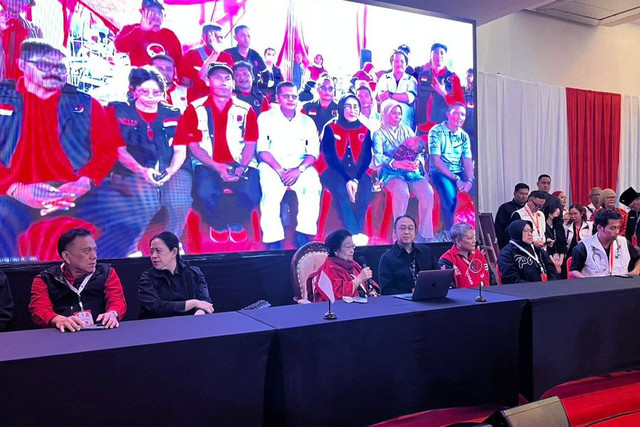 Ketua Umum PDIP Megawati Soekarnoputri saat melakukan panggilan video daring dengan kader dan warga saat konferensi pers Rakernas hari kedua di Beach City International Stadium, Ancol, Jakarta Utara, Minggu (11/1/2026). Foto: Nasywa Athifah/kumparan