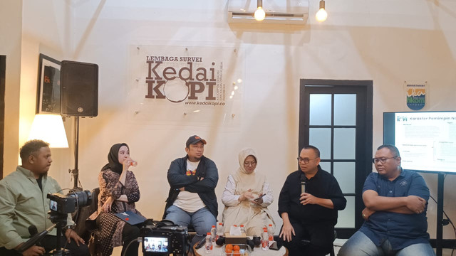 Lembaga Survei KedaiKOPI merilis laporan lengkap hasil riset kualitatif bertajuk "Eksplorasi Kriteria Pemimpin Ideal Nasional", Minggu (11/1/2026). Foto: Zamachsyari/kumparan