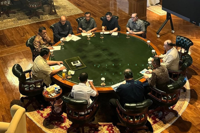 Presiden Prabowo Subianto menggelar rapat terbatas di kediaman pribadinya di Hambalang, Bogor, Jawa Barat, Minggu (11/1/2026). Foto: Instagram/ @sekretariat.kabinet