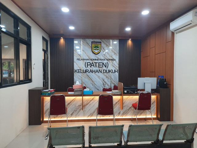 Backdrop dan meja administrasi (PATEN) Kelurahan Dukuh. (Dok. Istimewa)