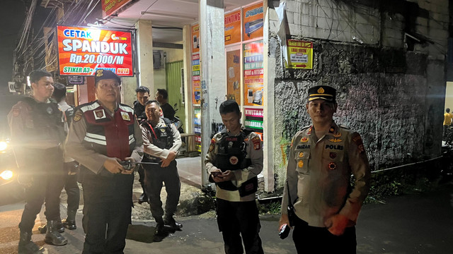 Kapolsek Bojongsari Kompol Fauzan (kanan) berjaga di lokasi bentrok suporter di Sawangan, Depok, Jawa Barat, Minggu (11/1/2026). Foto: kumparan