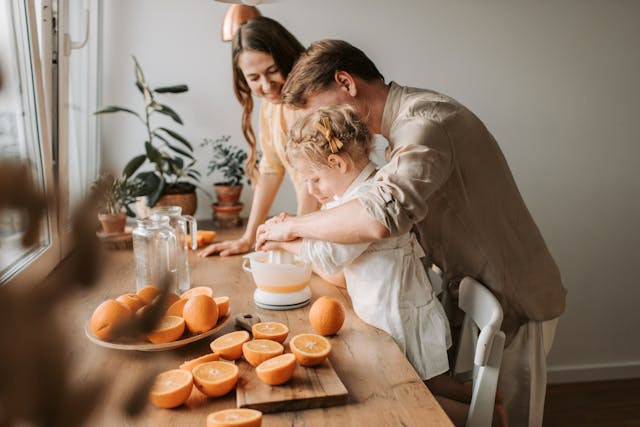 Ilustrasi keluarga mempersiapkan jus buah sebagai pilihan makanan sehat. Foto: Pexels.