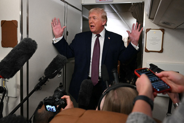 Presiden AS Donald Trump berbicara kepada pers di atas pesawat Air Force One pada 11 Januari 2026. Foto: ANDREW CABALLERO-REYNOLDS / AFP