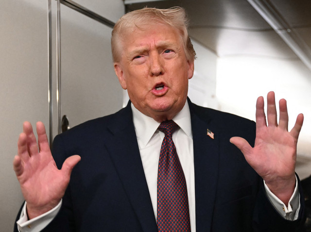 Presiden AS Donald Trump berbicara kepada pers di atas pesawat Air Force One pada (11/1/2026). Foto: ANDREW CABALLERO-REYNOLDS / AFP