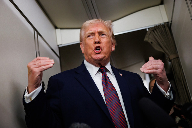 Presiden AS Donald Trump menjawab pertanyaan dari anggota pers di atas Air Force One dalam perjalanan kembali ke Gedung Putih pada 11 Januari 2026 di Palm Beach, Florida. Foto: Samuel Corum/Getty Images via AFP