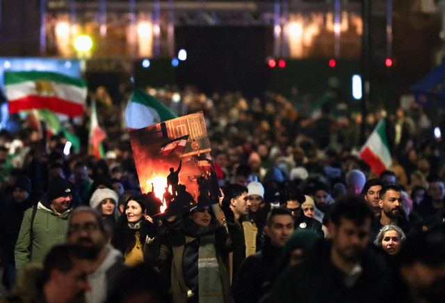 Para demonstran berjalan menuju kedutaan Iran selama unjuk rasa mendukung protes nasional di Iran, di London, Inggris, 11 Januari 2026. Foto: REUTERS/Isabel Infantes