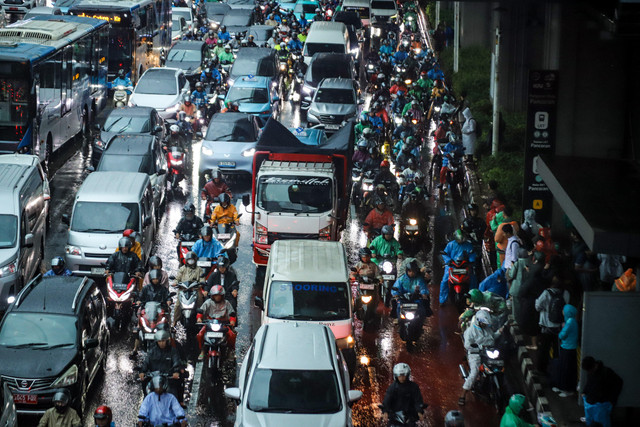 Suasana kemacetan saat hujan deras yang melanda Jabodetabek di Pancoran, Jakarta, Senin (12/1/2026). Foto: Iqbal Firdaus/kumparan