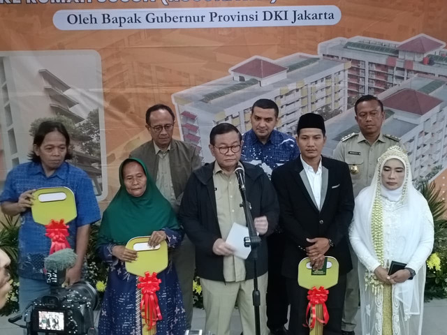 Gubernur DKI Jakarta, Pramono Anung Melakukan Penyerahan Kunci Rusunawa Pulogebang Kepada Warga Relokasi TPU Cipinang Besar, Senin (12/1). Foto: Ryan Iqbal/kumparan