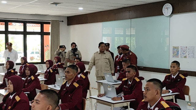 Presiden Prabowo Subianto tiba di Sekolah Rakyat, Banjarbaru, Kalimantan Selatan, Senin (12/1). Foto: Jonathan Devin/kumparan