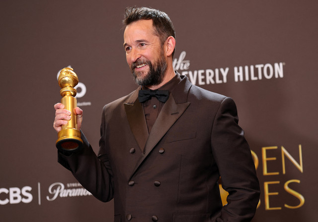 Noah Wyle, pemenang Penghargaan Aktor Pria Terbaik dalam Serial Televisi Drama untuk "The Pitt" berpose di ruang pers selama Penghargaan Golden Globe Tahunan ke-83 di The Beverly Hilton pada 11 Januari 2026 di Beverly Hills, California. Foto: Amy Sussman/Getty Images via AFP