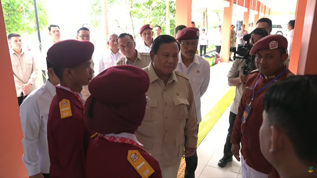 Presiden Prabowo Subianto tinjau langsung Sekolah Rakyat, Banjarbaru, Kalimantan Selatan, Senin (12/1). Foto: Dok. Kemensos RI