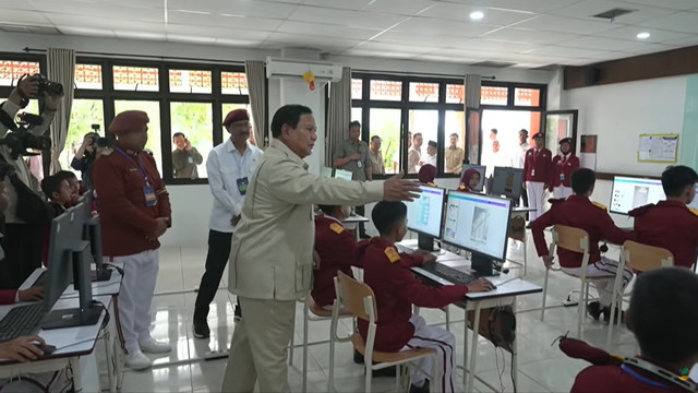 Presiden Prabowo Subianto tinjau langsung Sekolah Rakyat, Banjarbaru, Kalimantan Selatan, Senin (12/1). Foto: Dok. Kemensos RI