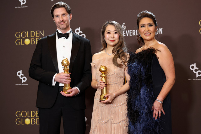 Chris Appelhans, Maggie Kang, dan Michelle Wong, pemenang Penghargaan Film Animasi Terbaik untuk "KPop Demon Hunters," berpose di ruang pers selama Penghargaan Golden Globe Tahunan ke-83 di The Beverly Hilton pada 11 Januari 2026 di Beverly Hills. Foto: Amy Sussman/Getty Images via AFP
