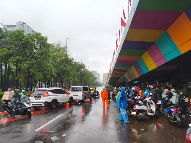 Pengendara tidak bisa melewati banjir di Jl HBR Motik Kemayoran, Jakarta usai diguyur hujan deras pada Senin pagi (12/1). Foto: Jeni Ritanti/kumparan