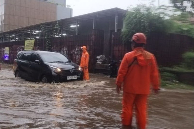 Petugas memantau kondisi banjir di Jakarta, Senin (12/1/2026). Foto: ANTARA/BPBD DKI