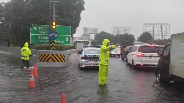 Genangan air setinggi 15cm merendam ruas Tol Sedyatmo tepatnya Off Ramp Rawabokor, situasi arus lalu lintas arah Bandara Soekarno-Hatta. Foto: Twitter/ @TMCPoldaMetro