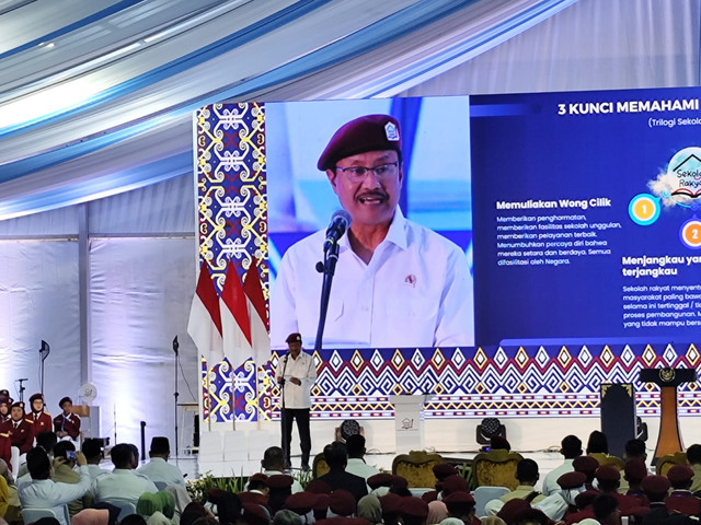 Menteri Sosial (Mensos) Saifullah Yusuf atau Gus Ipul saat memberikan laporan peresmian 166 Sekolah Rakyat yang terpusat di Sekolah Rakyat Terpadu (SRT) 9 Banjarbaru, Kalimantan Selatan pada Senin (12/1/2026). Foto: Luthfi Humam/kumparan