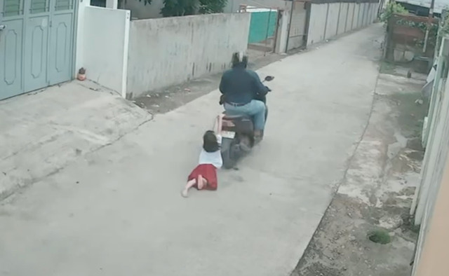 CCTV saat korban diseret motor oleh maling. Dok: Istimewa