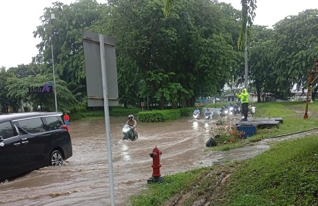 Akses jalan di kawasan Bandara Soekarno-Hatta (Soetta), Tangerang terendam banjir. Foto: Polres Bandara Soetta.