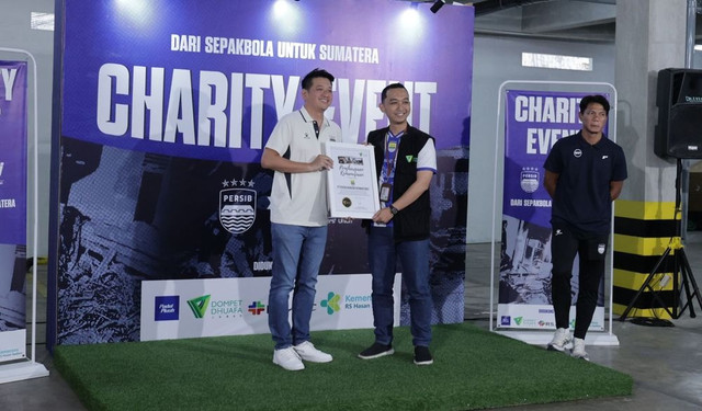Dokumentasi Pemberian Penghargaan di Charity Event
