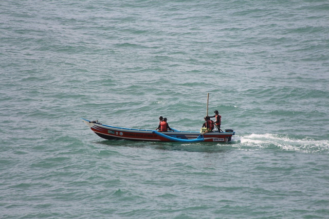 Tim SAR Gabungan mencari dua pemancing yang hilang di Pantai Wediombo, Kabupaten Gunungkidul, Senin (12/1). Foto: Dok Satlinmas Rescue Pantai Wediombo