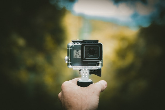 Ilustrasi action camera baterai tahan lama. Foto: Unsplash.