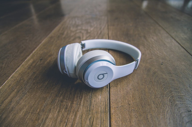 ILustrasi Makna lagu Love You Less Joji. Foto: Unsplash/Kenny Eliason