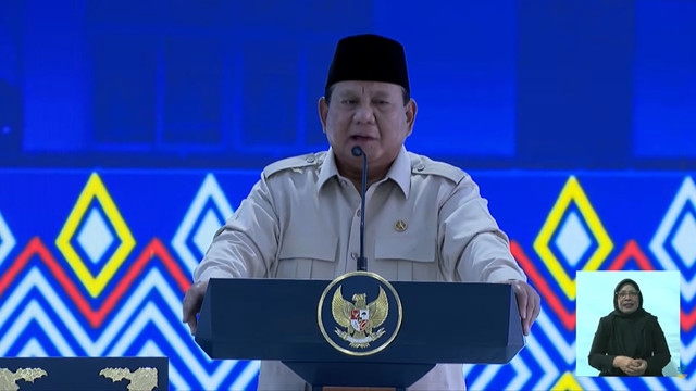 Presiden Prabowo Subianto memberikan arahan saat acara tinjau langsung Sekolah Rakyat, Banjarbaru, Kalimantan Selatan, Senin (12/1). Foto: Dok. Kemensos RI