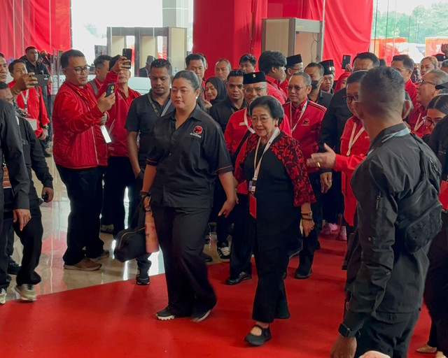Ketua Umum PDIP, Megawati Soekarnoputri tiba di Beach City International Stadium Ancol, Jakarta Utara untuk menutup Rakernas I PDIP Tahun 2026 pada Senin (12/1). Foto: Abid Raihan/kumparan