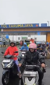 Ratusan pemotor dikawal PJR induk Cikampek dari GT.Tarumajaya Bekasi hingga GT.Semper Jakarta Utara imbas arteri bekasi yang direndam banjir. Foto: Dok. Istimewa