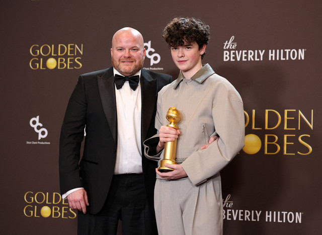 Andy Cooper dan Owen Cooper, pemenang Penghargaan Aktor Pendukung Terbaik di Televisi untuk "Adolescence" berpose di ruang pers selama Penghargaan Golden Globe Tahunan ke-83 di The Beverly Hilton. Foto: Amy Sussman/Getty Images via AFP
