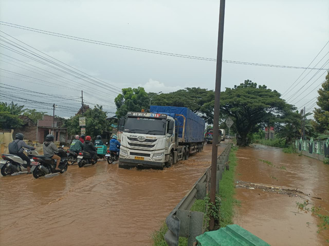 Jalan Pantura Pati-Rembang tepatnya di Desa Widorokandang Pati terendam banjir, Senin (12/1/2026) yang menyebabkan kemacetan arus lalu lintas hingga 2 kilometer. Foto: Dok. Istimewa