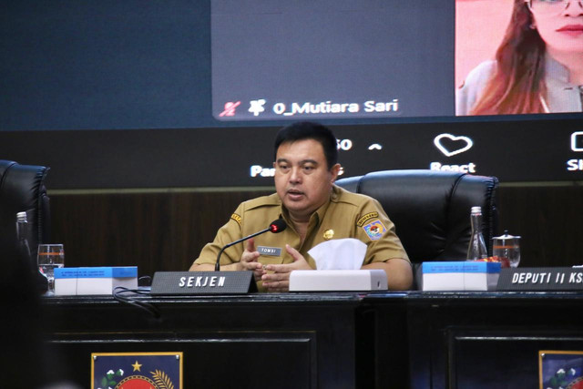 Sekjen Kemendagri Tomsi Tohir saat pimpin Rakor Pengendalian Inflasi Daerah secara hybrid di kantor Kemendagri, Jakarta, Senin (12/1/2026). Foto: Dok Kemendagri