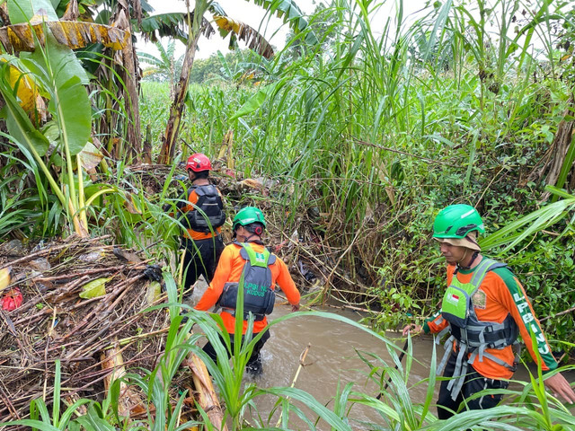 Tim SAR gabungan saat mencari balita yang hanyut di aliran Sungai Perak, Desa Karangbener, Kecamatan Bae. Foto: Dok Basarnas