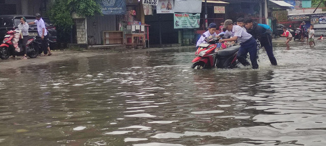 Pengendara motor menerobos banjir di Jalan Raya Duta, Cisalak, Depok, Senin (12/1). Foto: Dok. kumparan