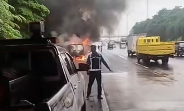 Kebakaran mobil di tol Cijago arah Cileungsi, Senin (12/1). Foto: Dok. Istimewa